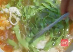 Illustration of how to make tomato, egg and cabbage noodles with rippling blue waves 12