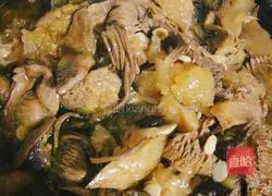 Illustration of how to make fish maw, matsutake, monkey mushroom, white fungus, apricot and old hen soup 7