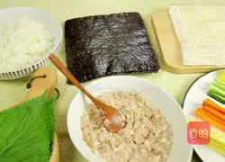 Illustration of how to make tuna and seaweed rice rolls 10
