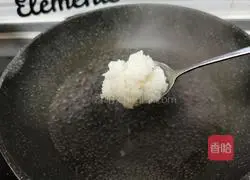 Illustration of how to make glutinous rice and egg drop soup 2