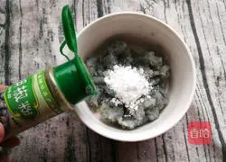 Illustration of how to make loofah and shrimp soup 6