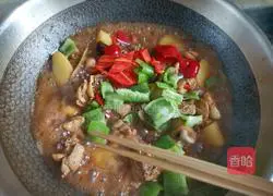 Illustration of how to stew chicken legs with potatoes 12