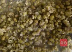 Illustration of how to make mung bean and pork ribs soup 1