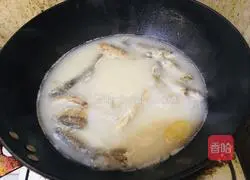 Illustration of how to make scallion and crucian carp soup 6