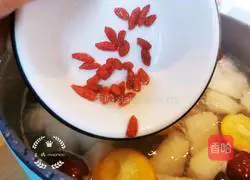 Illustration of how to make kumquat, snow pear and red date soup 10