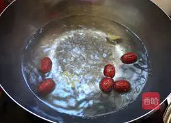 Illustration of how to make red dates and brown sugar water 2