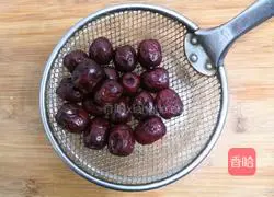 Illustration of how to make red date and lotus root soup 3