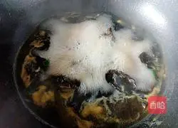 Illustration of how to make fungus and egg soup 10