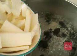 Illustration of how to make yam and fungus soup 6