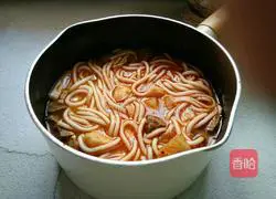 Illustration of how to make spicy beef meatball QQ noodles 9