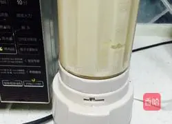 Illustration of how to make banana milkshake 3