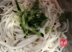 Illustration of how to make sesame sauce noodles 15