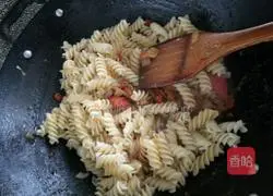Illustration of how to make Italian screw noodles 3