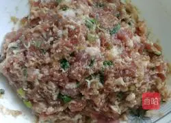 Illustration of how to make green pepper and meat dumplings 1