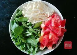 Illustration of how to make tomato, enoki, and egg flakes soup 2