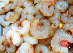 Illustration of how to make leek, egg and shrimp dumplings 1