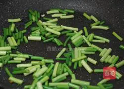 Illustration of how to make fried diced steamed buns with garlic moss 5