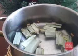 Illustration of how to make colorful leaf lemongrass water 3