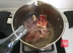 Illustration of how to make lotus root and duck leg stew 7