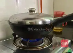 Illustration of how to make braised crucian carp 10