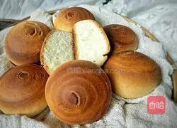 Illustration of how to make baked egg-flavored steamed buns 13