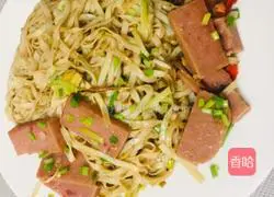Illustration of how to make fried noodles with green onion luncheon meat 6