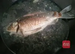 Illustration of how to make crucian carp tofu soup 4