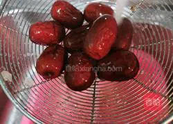 Recipe for Tremella Peach Gum Nourishing and Beauty Soup 8