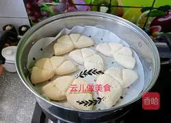 Illustration of making multigrain lotus leaf cake 13