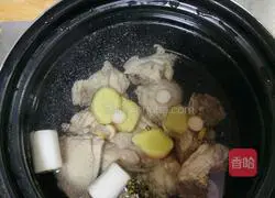 Illustration of how to make water mushroom and chicken soup 6