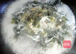 Illustration of how to make seaweed and egg soup 8