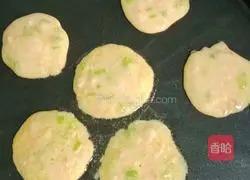 Illustration of how to make loofah and shrimp cakes (baby food supplement) 12