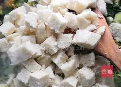 Illustration of how to make steamed buns with garlic sprouts 5