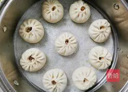 Illustration of how to make big meat buns with mushrooms and onions 12