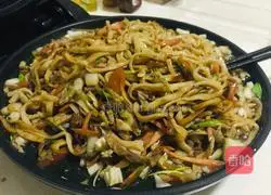 Illustration of how to make fried noodles with black pepper and beef in electric pan 14