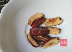 Illustration of how to stew chicken with fish maw and dendrobium 4