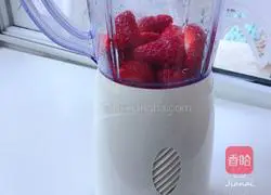 Fruit Creative Dish Little Strawberry Falling in Love with Pears Illustration 7