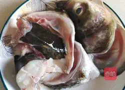 Illustration of how to make fish head and tofu soup 1