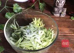 Illustration of making cold cucumber noodles 4