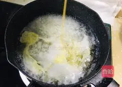 Illustration of how to make glutinous rice and egg drop soup 5