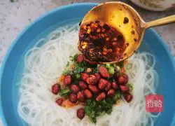 Illustration of how to make spicy chicken soup noodles 11