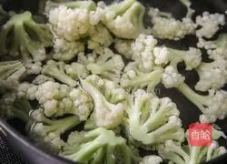 Cauliflower and Onion Soup Recipe Illustration 3