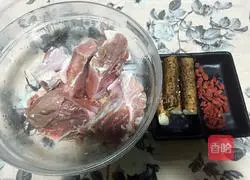 Illustration of how to make yam and wolfberry bone soup 1