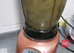 Illustration of how to make cucumber and pear juice 11