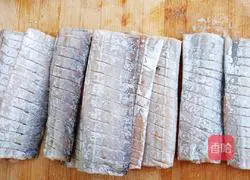 Illustration of how to pour hairtail fish in sauce 3