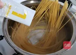 Illustration of how to make tomato meat sauce pasta 2
