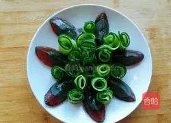 Illustration of how to make preserved eggs and cucumbers 6