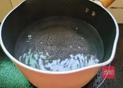 Illustration of how to make fungus, shrimp skin and egg drop soup 6