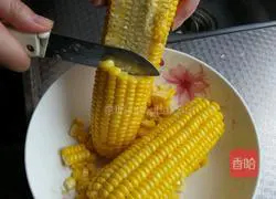 Illustration of how to make fresh corn juice 4