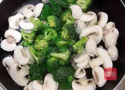 Illustration of how to make creamy mushroom seafood pasta 6